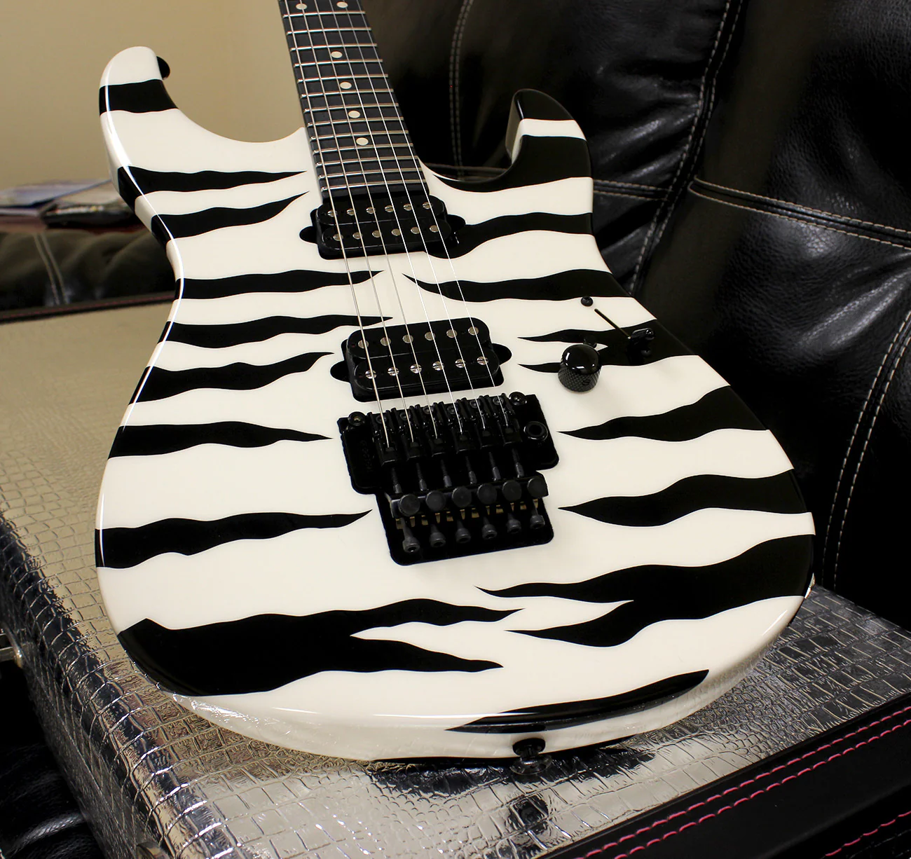 Suhr 80s Shred Guitar - Tiger Stripe - Ebony - Image 11