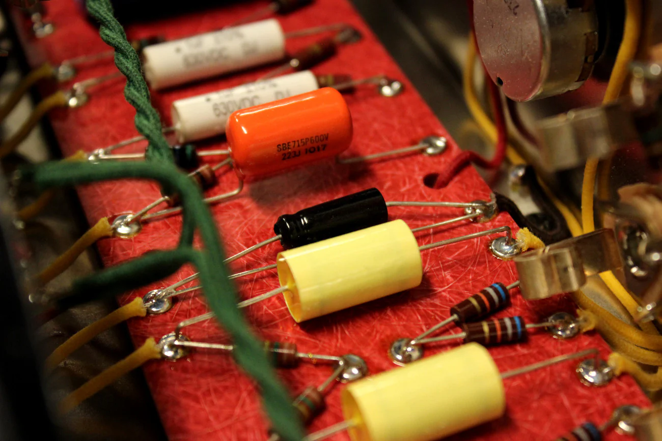 Tungsten Crema Wheat Amp - Lacquered Tweed - Image 9